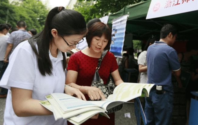 复旦大学教授收入曝光，工资“发一半扣一半”，实发钱数还没破万