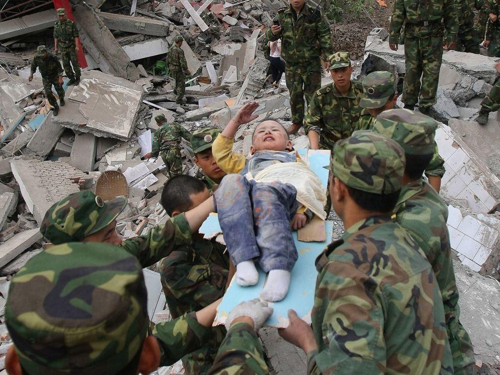 5.12汶川地震救灾英雄：那个“跪地哭喊再救一个”的19岁消防战士