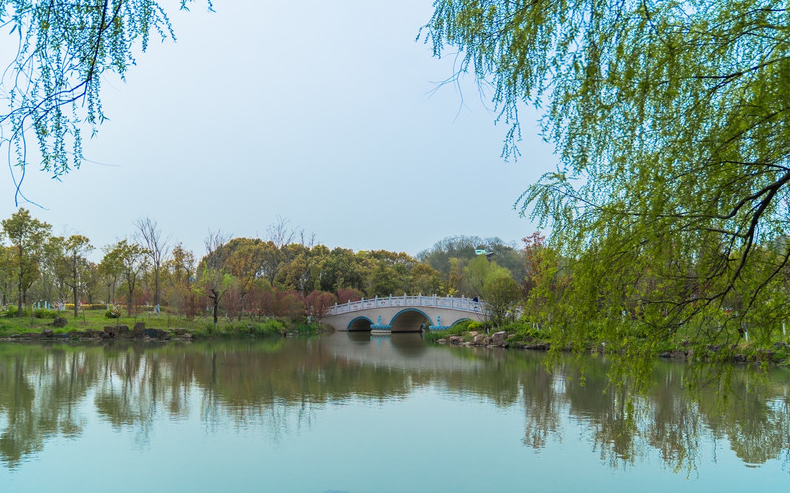 位于长江旁的风景区，环境优美、古迹众多，还是欣赏日落绝佳地点