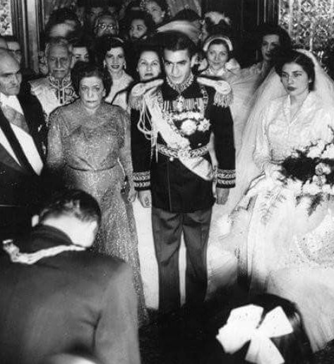 伊朗末代美艳王后！国王宠翻送天价珠宝，却因无法生育被流放