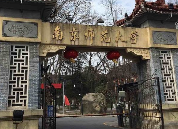 2021江苏省167所大学分9档，前三档实至名归，东南大学表现亮眼