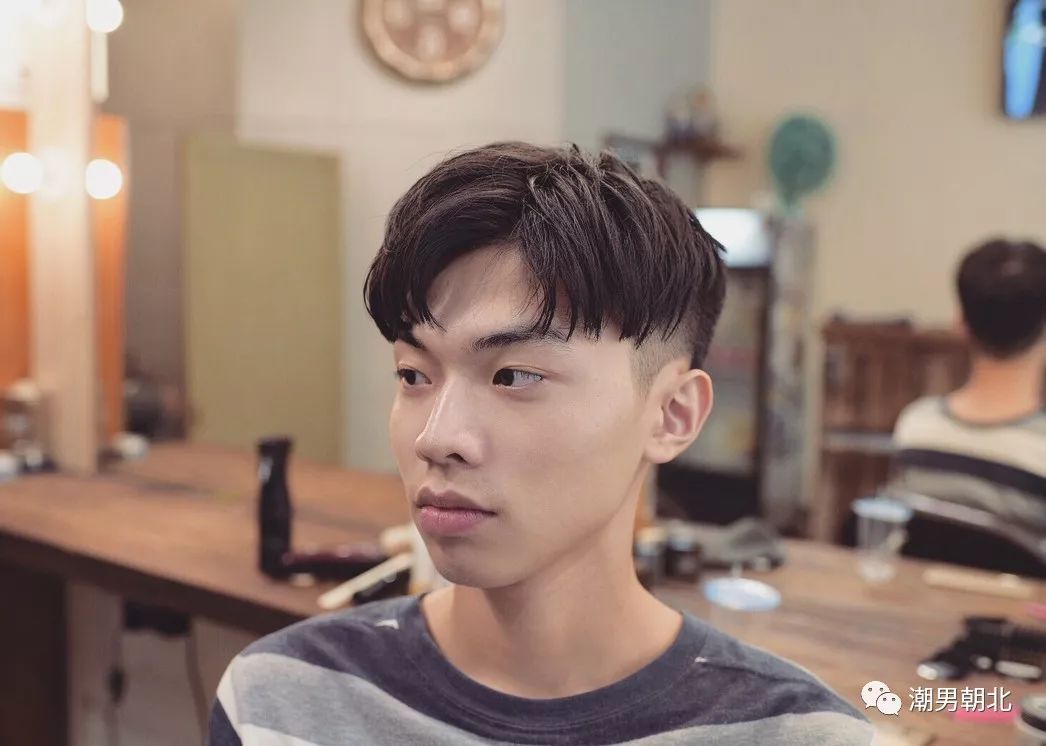 第2款:a字刘海发型对于脸型较圆的男生来说,增加发型的几何感特别重要