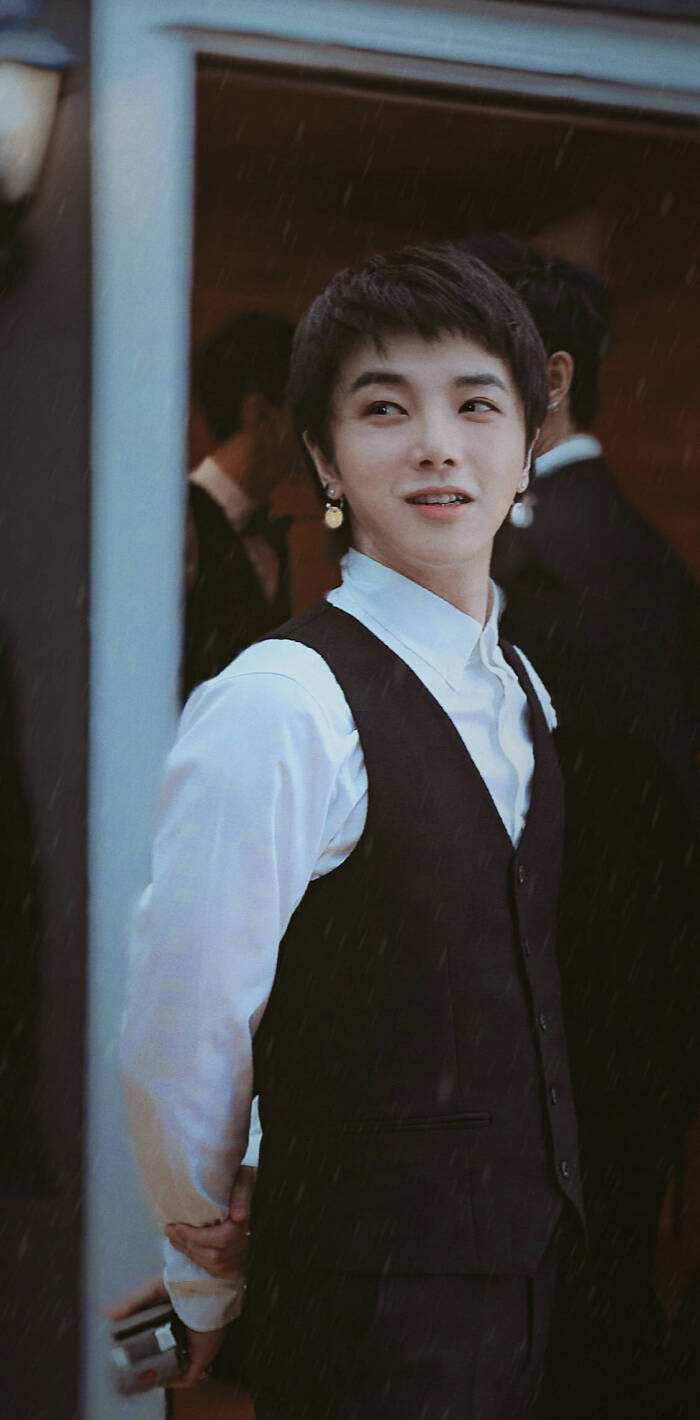 华晨宇被中国青年网点名，发文回应成亮点，为何花花会如此优秀？