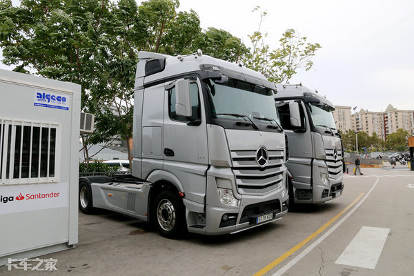 这是两台奔驰actros在用卡车,看起来就像新车一样