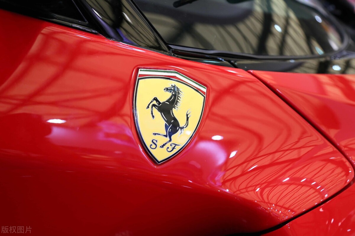 确定不是照着保时捷改的吗?法拉利车标