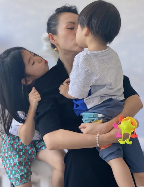 章子怡被儿子抢签名笔直呼小捣蛋，弟弟亲吻妈妈电影海报萌化了