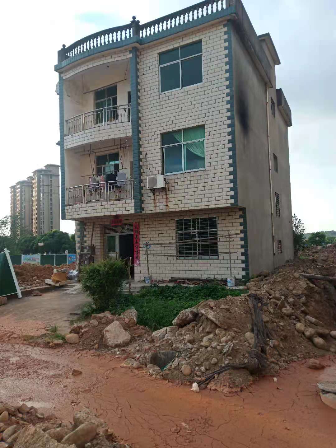 拆迁未达成补偿协议，房子四周被挖渠排水变“孤岛”，相关部门：正常施工，未动主人房子