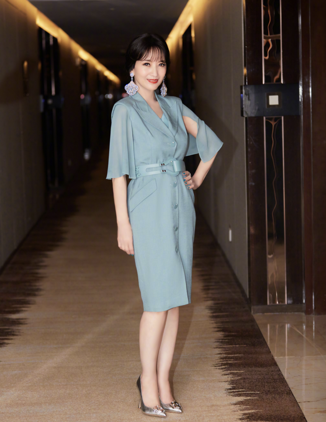 赵雅芝时隔29年西湖边撑伞漫步,波点裙配卷发腰肢纤细,哪像66岁