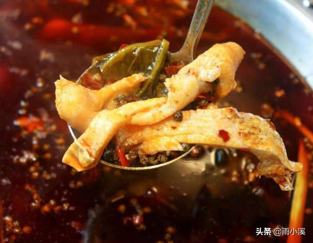 美食推荐：鱼火锅的家庭做法，鱼肉鲜嫩香辣爽口