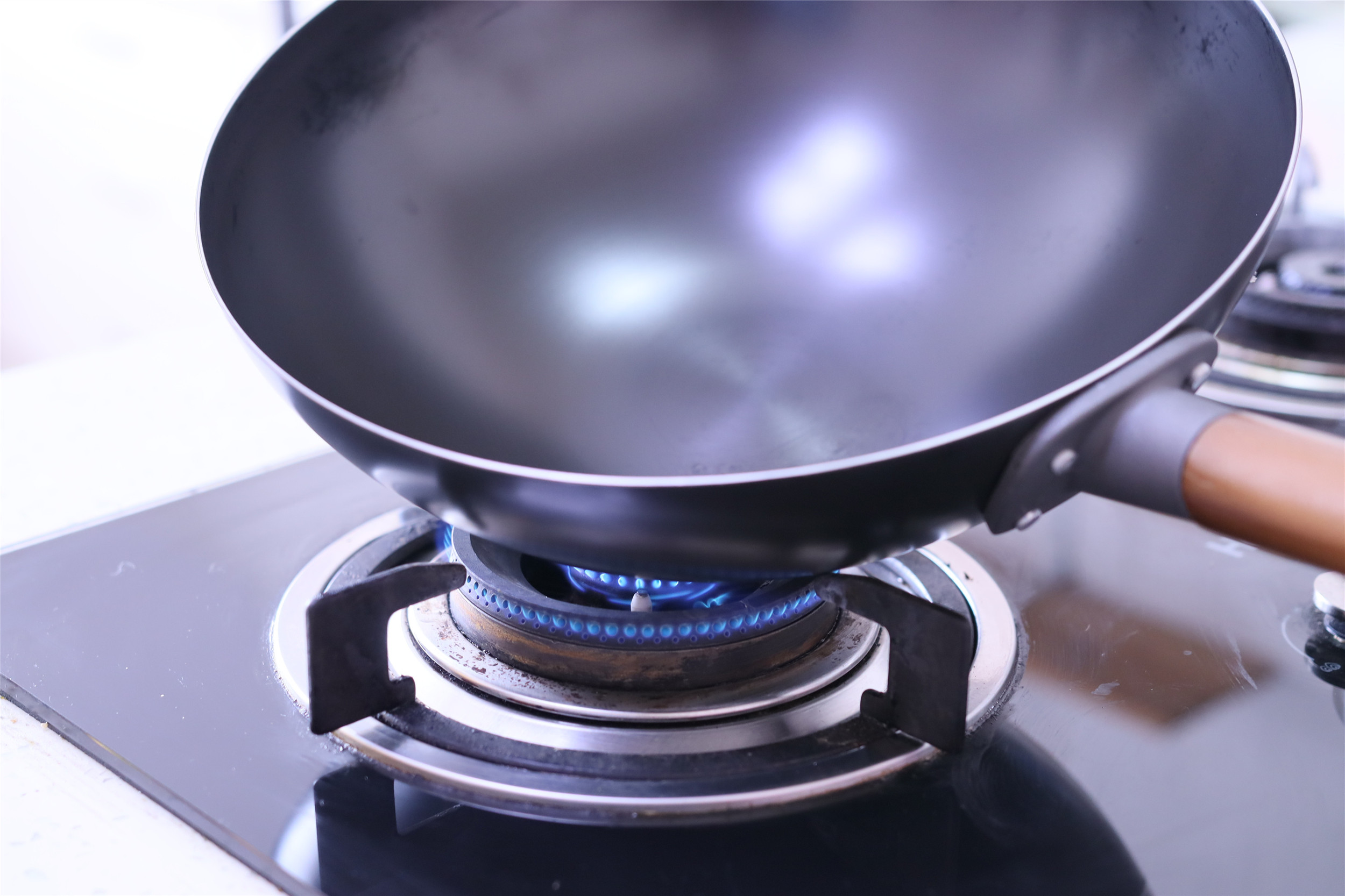 不粘锅第一次用怎么养锅(不粘锅首次使用怎么开锅养锅) - 风集网