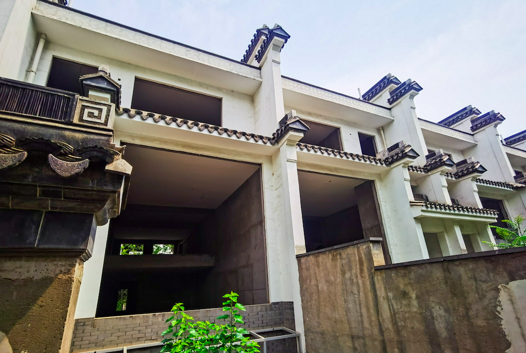 石家庄“地王”项目烂尾近10年：集资房变别墅后又被“一房多卖”，有钱也住不进去