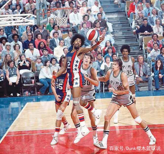 nba為什么不準吊框（扣籃還是不扣？NBA籃筐飛行進化論，50年前沒幾個人敢飛行）