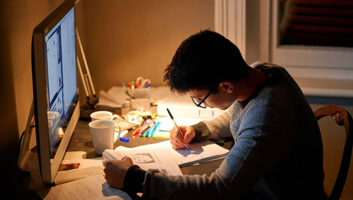 大学里“常常熬夜”的4类专业，学生吐槽比高三还累，你会学哪个