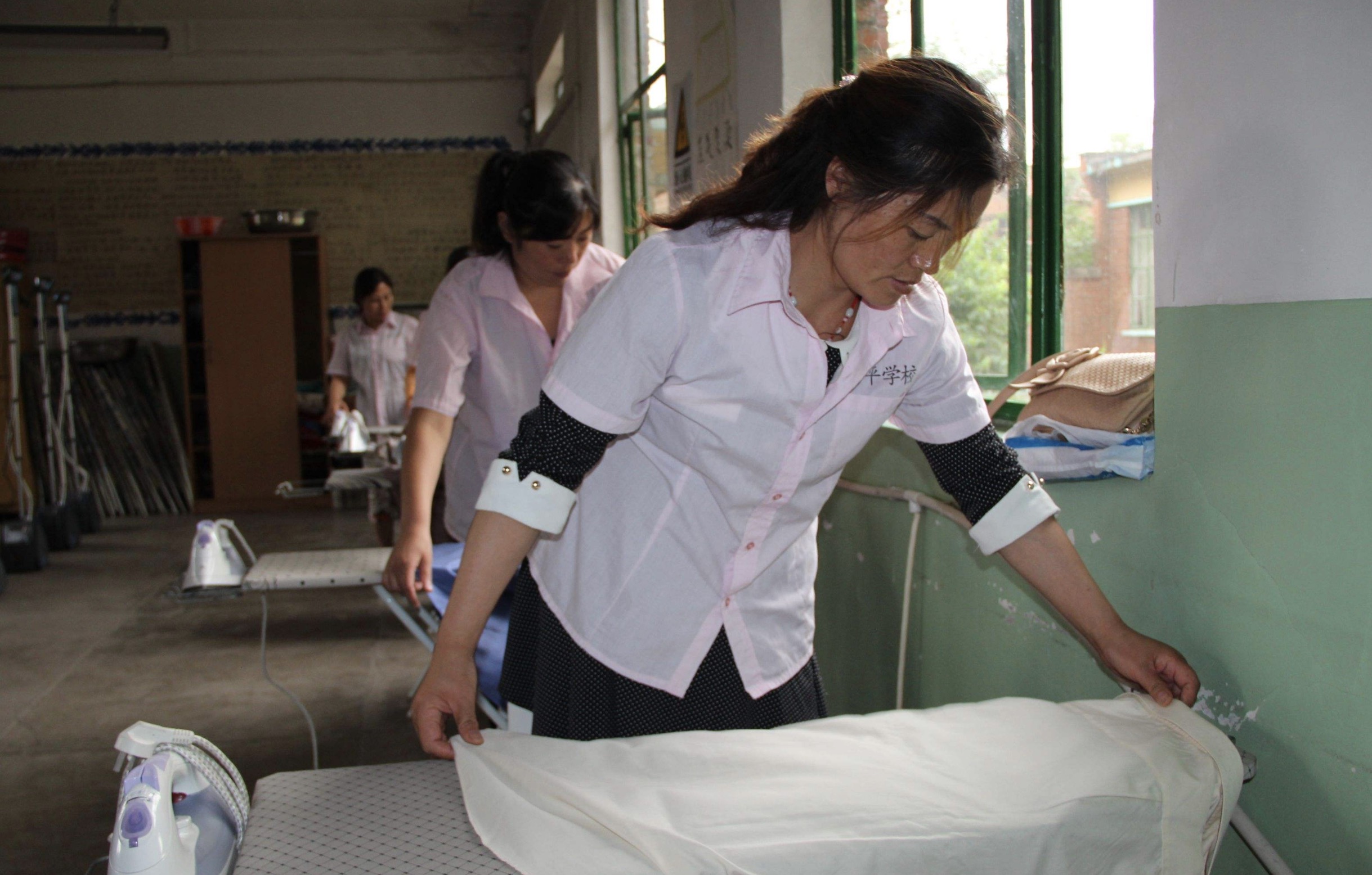 保姆抱起宝宝跑出雇主家，主人发现不对劲，看完监控后赶忙道谢