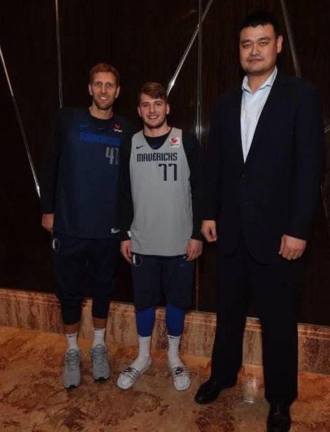 2米26的姚明体型在NBA属于什么级别？奥尼尔在身边显娇小
