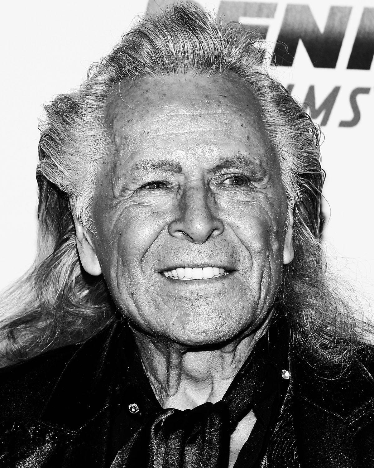 狩猎性侵近百少女、雇妓女强上14岁儿子…这个英国富豪终于被抓