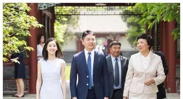 章泽天放弃巴黎赴英国留学，熬夜苦读的人从不止步