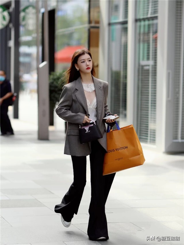 成都女生好会穿，秋天刚到，就上演“街拍大秀”，这也太美了吧