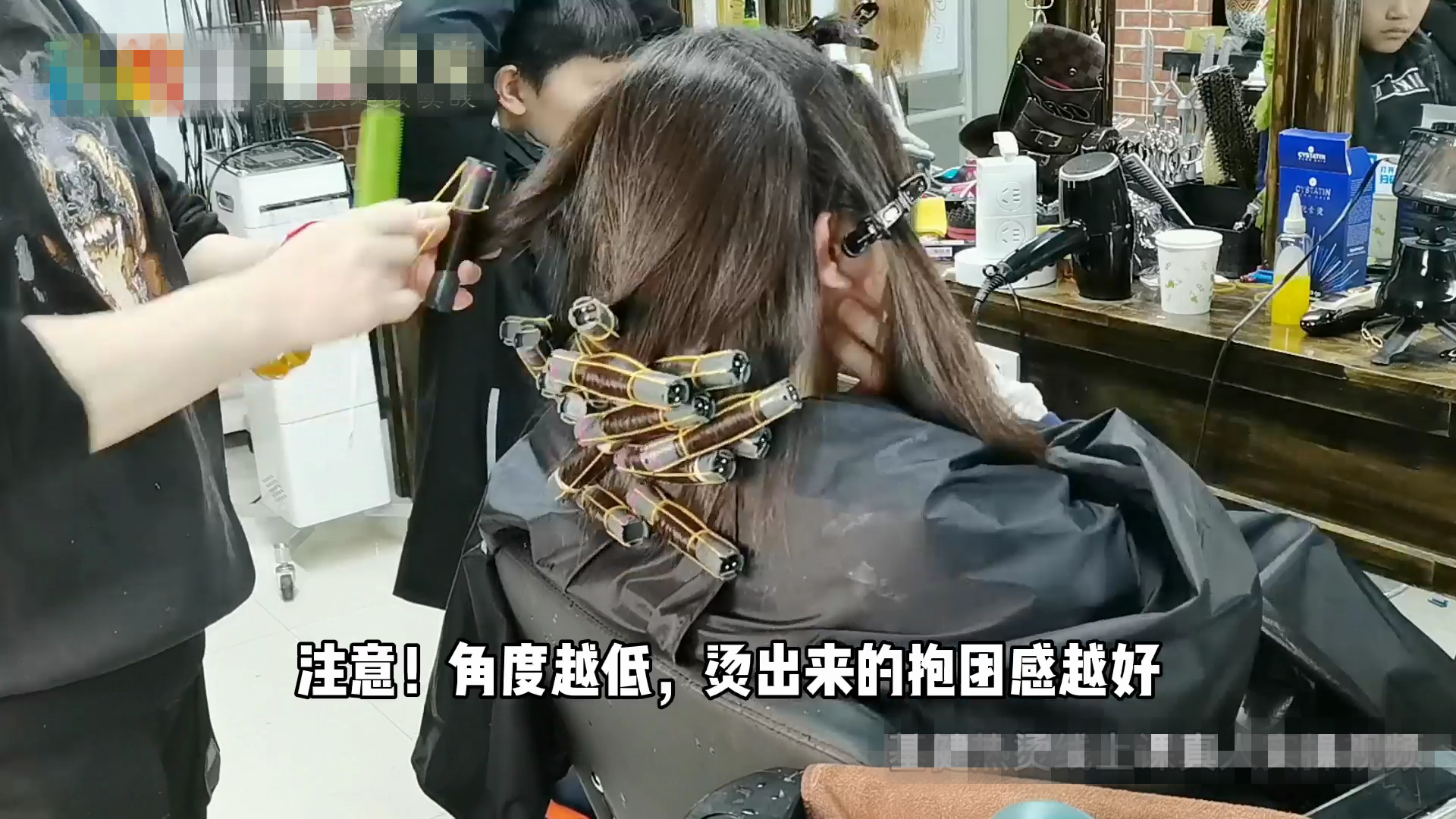 50岁女士自来卷沙发发量多，头发抛光+抱团卷，柔软减龄又时髦