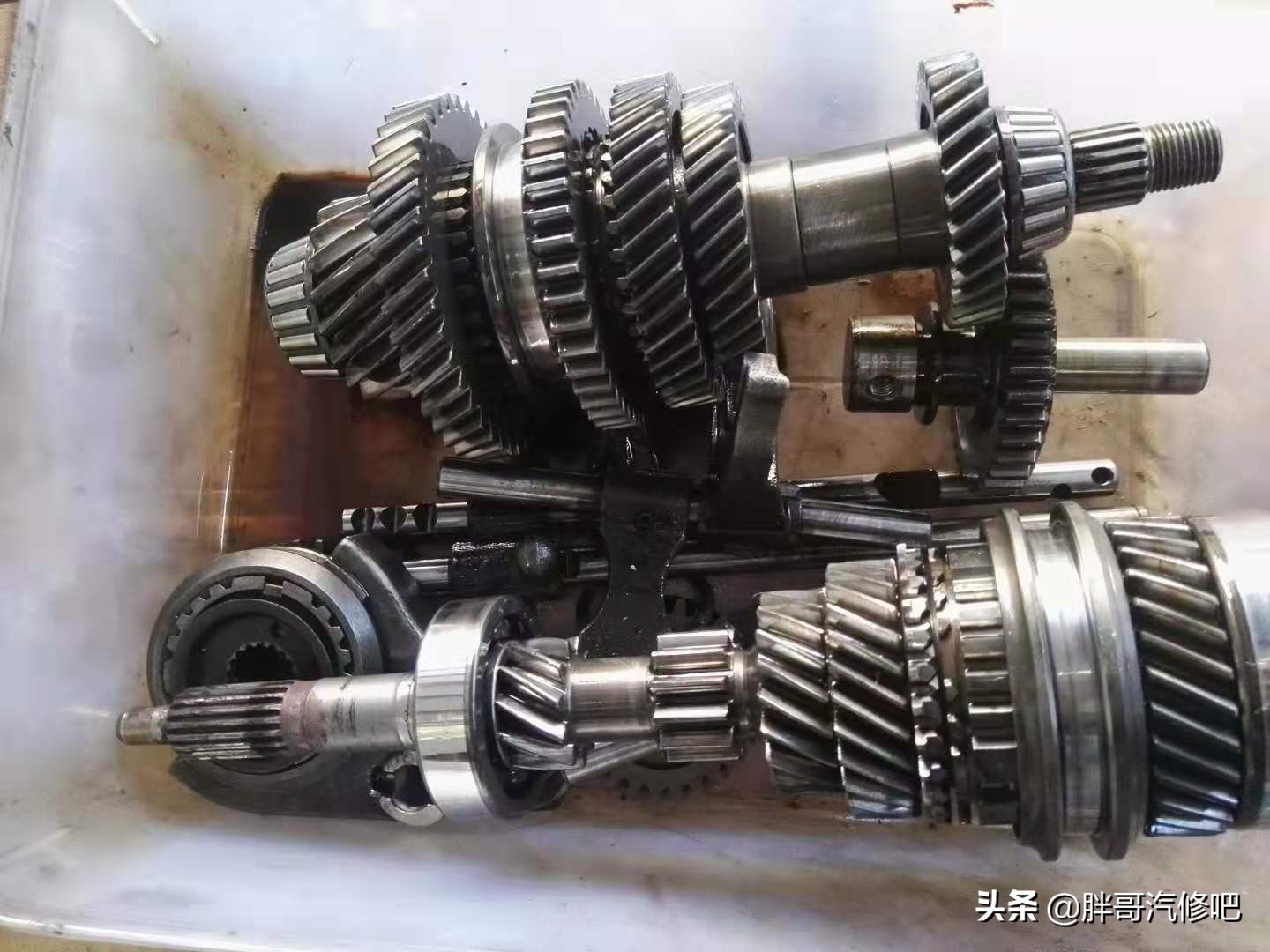 车主非正常启动车辆，然而一个小失误，变速箱被击了大窟窿