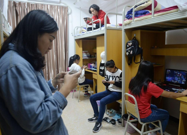 大学开学不到一个月，女儿称宿舍太压抑，想要去校外租房怎么办？