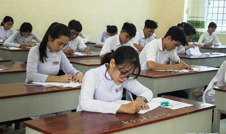 直击越南全国88万人高考！祈福和刷题一样壮观