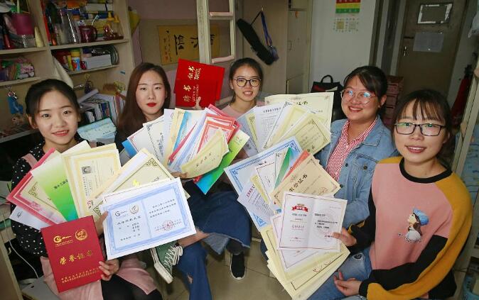 大学生“恶臭生活”曝光，自断前程变“廉价品”，可谓自作自受