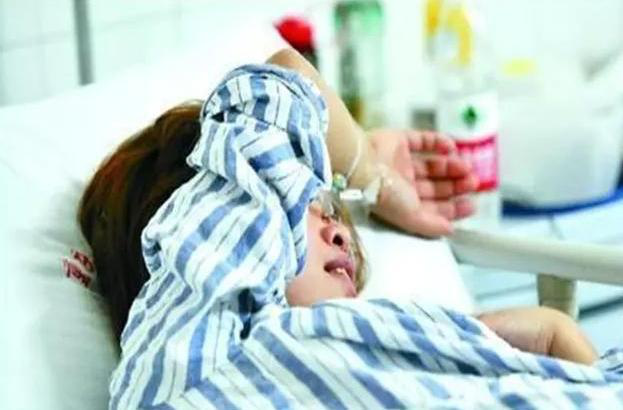 大三女生宿舍内“产子”，舍友淡定围观全程：不是第一胎了