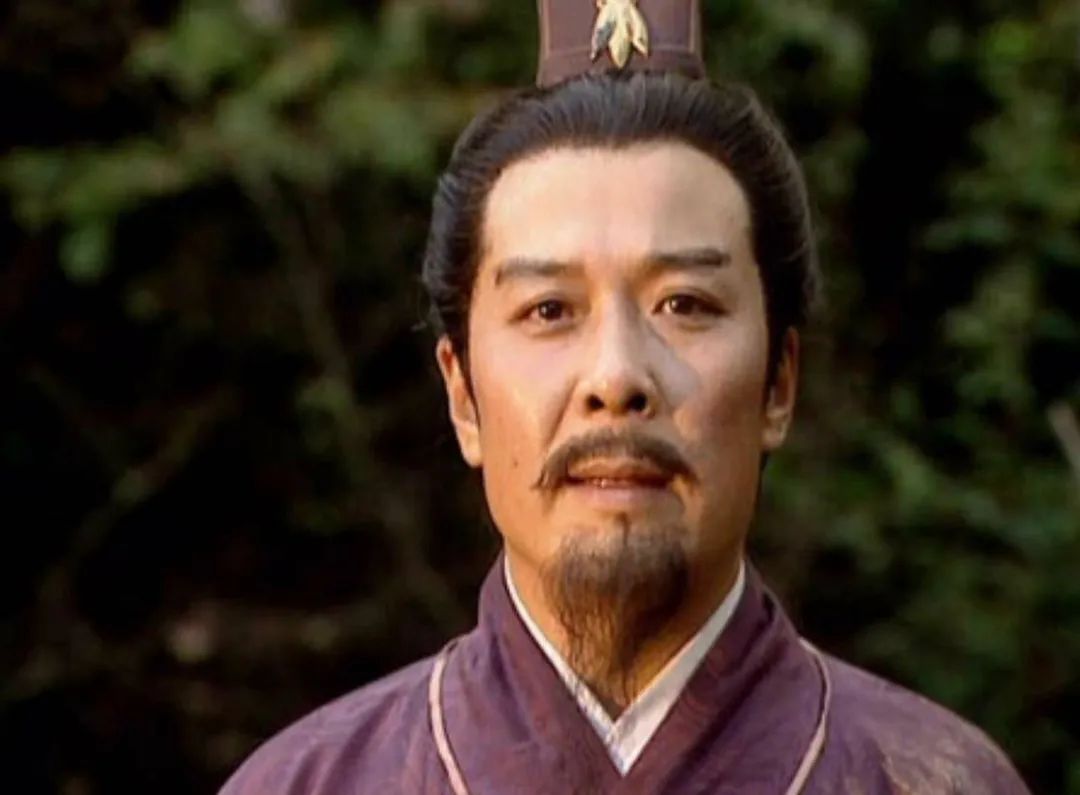 相比于孙彦军版刘备(旧版三国)一脸仁厚模样,于和伟版刘备明显更"凶"