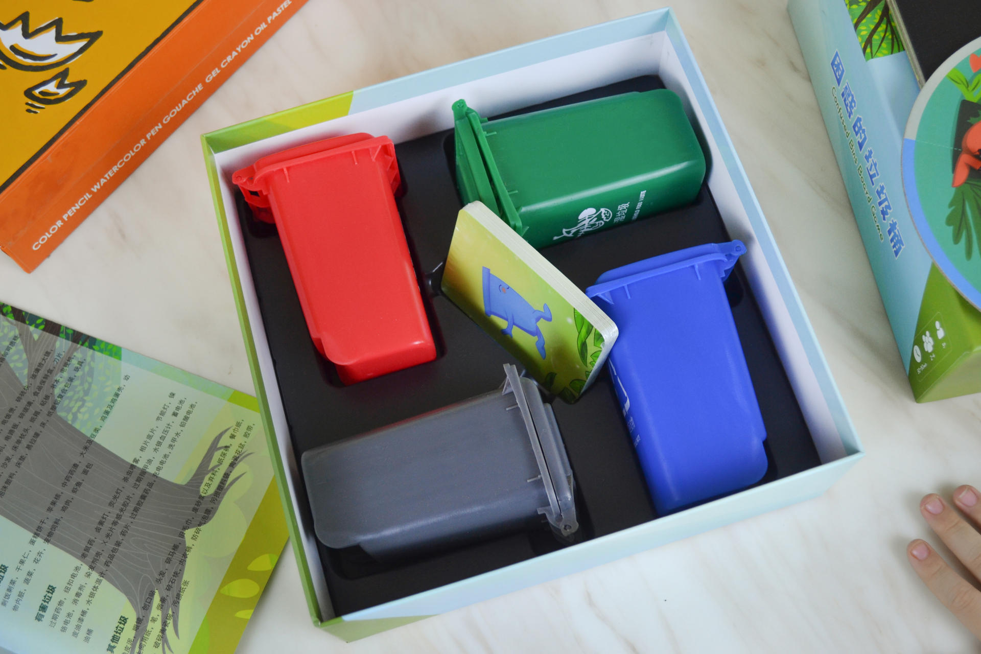 垃圾分类全家学，“棋乐融融”人人夸，来一局困惑的垃圾桶游戏吧