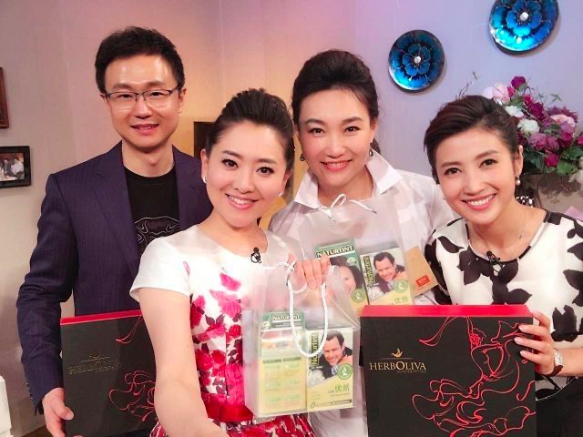 身高174李梓萌才是央视内部评出的第一美女，坚守岗位19年仍单身