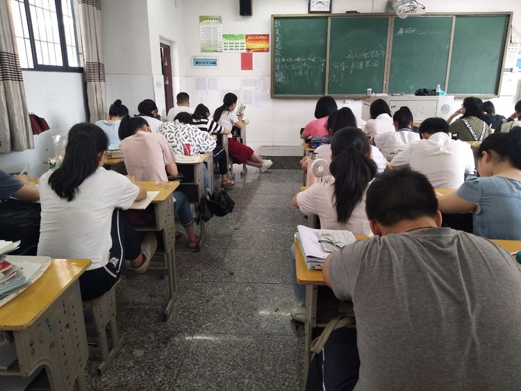 娄底二中又一漂亮女生摘取2019高考娄底市文科第一名，她感概万千