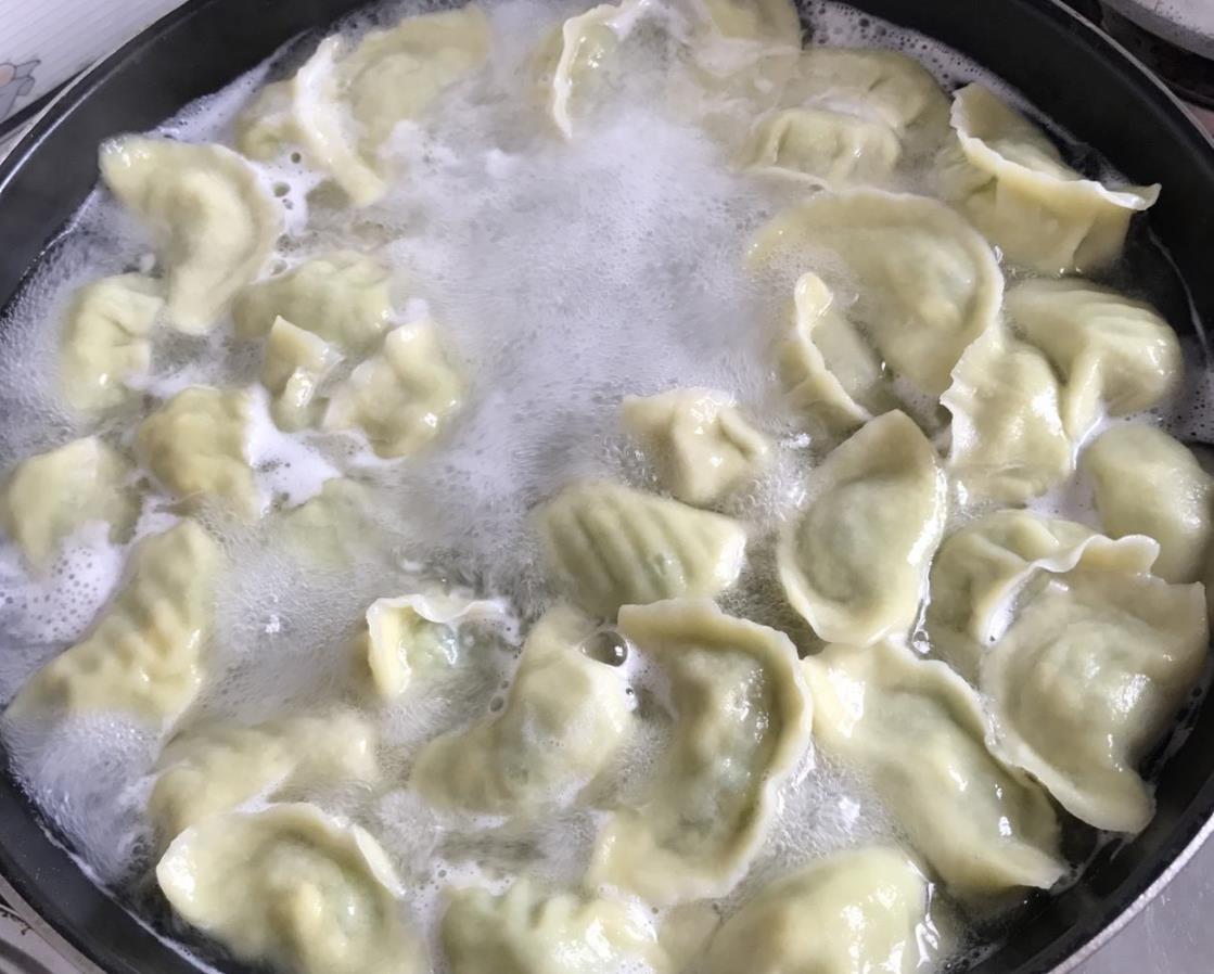 煮饺子需要注意的问题有很多,比如冷水下锅还是热水下锅的问题,盖锅盖