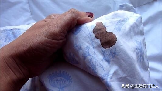 衣物上沾上血渍不易清洗，教你一招，血渍轻松溶解下来，教给家人
