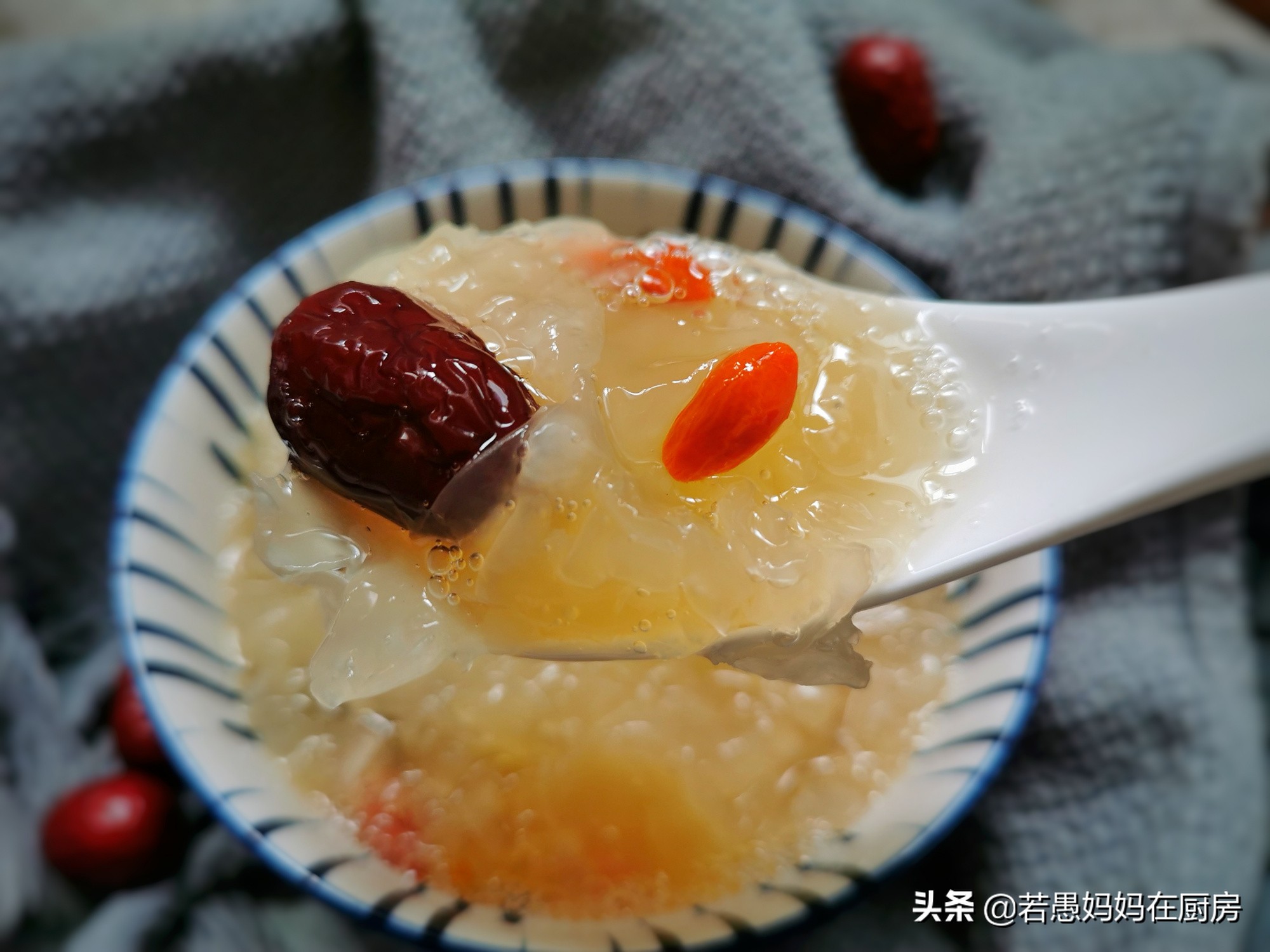 煮银耳汤软糯香甜有秘诀，记住这3点，20分钟出胶，黏稠好喝