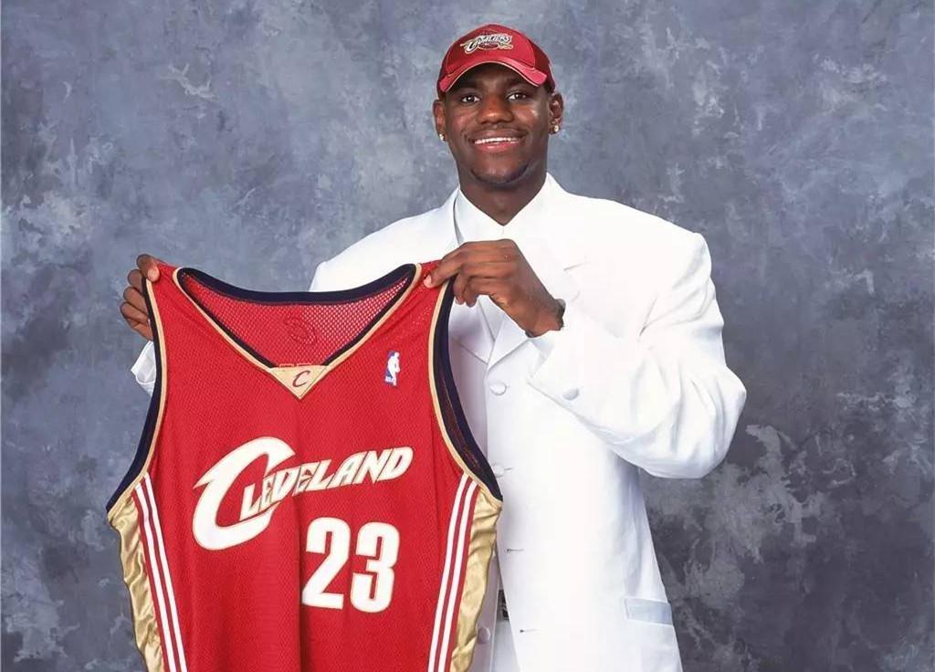 克利夫兰骑士在2003年以前摆烂许久,为了与丹佛掘金争夺詹姆斯