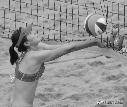 女排郑益昕沙排照（女排副攻郑益昕为何重新打室内排球？本人：穿比基尼我会难为情的）