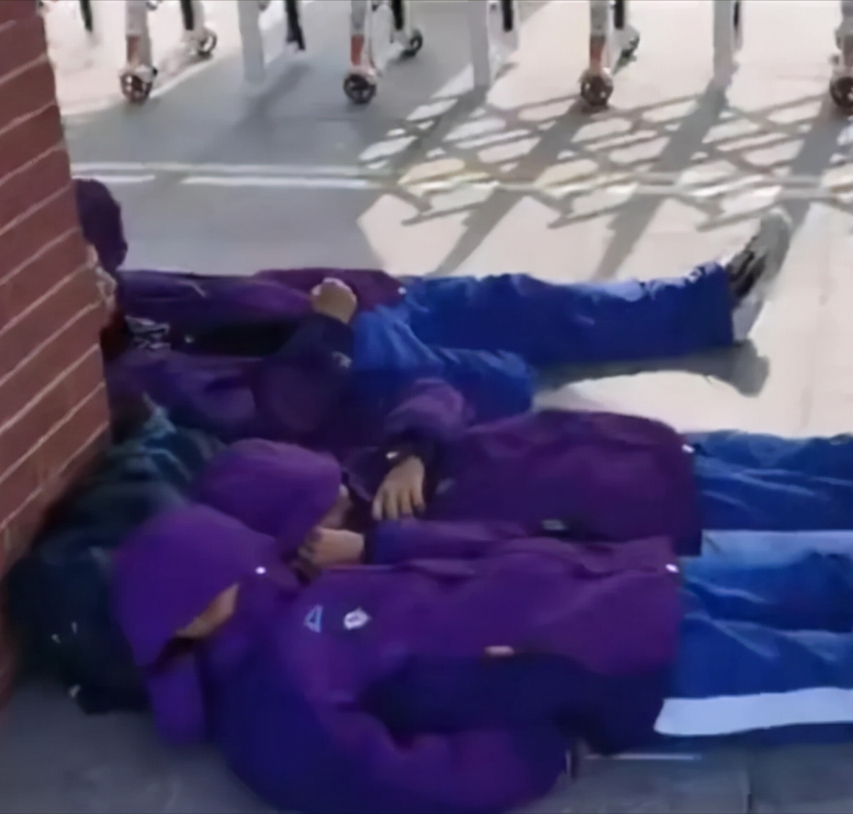 陕西：11名学生因考试作弊被劝退，家长做法很偏激，学校无奈妥协