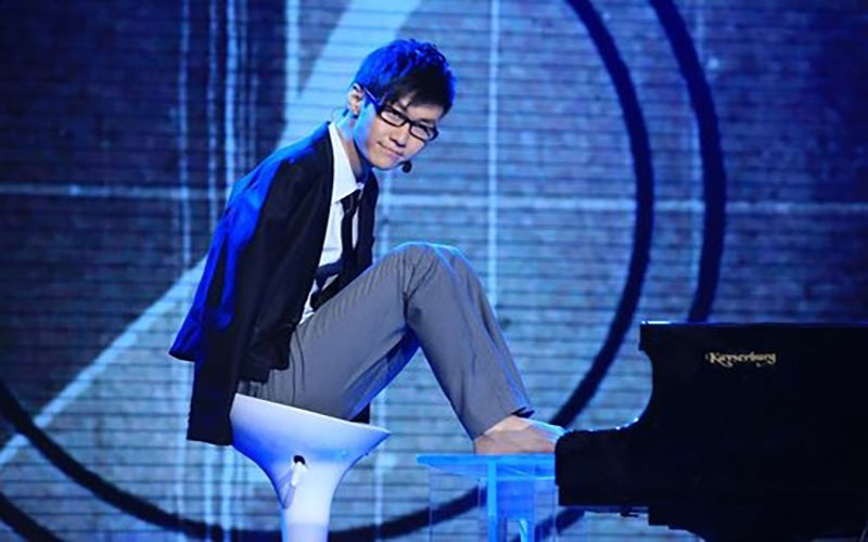 刘伟事迹(钢琴师10岁失去双臂，用双脚演绎生命的尊严，花22年创造奇迹)