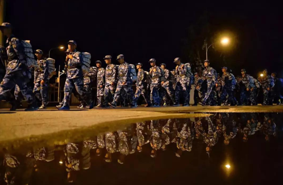 清华新生军训照曝光，夜间拉练20公里，网友：也是为了学生着想