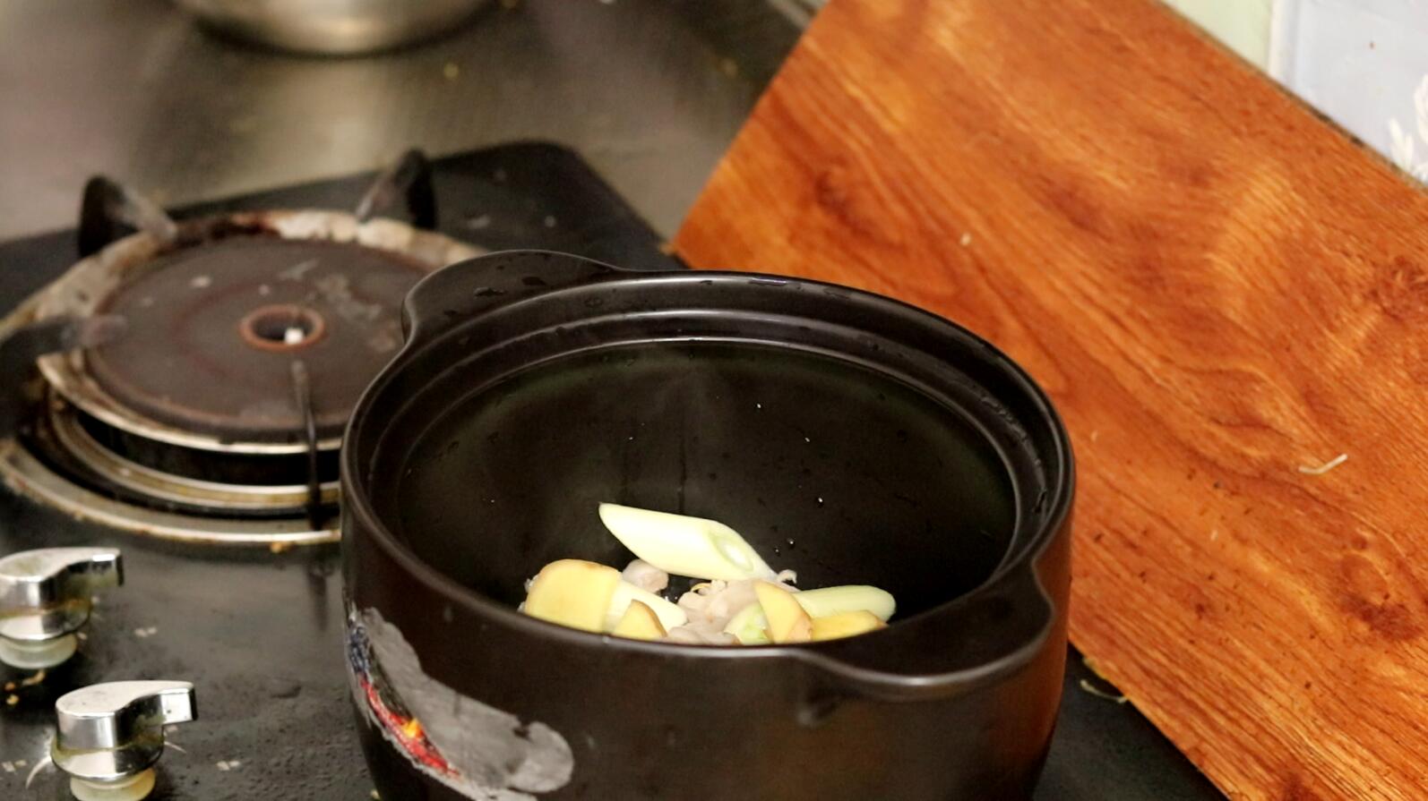 煮羊肉汤放哪4种调料(炖羊肉汤，调料不要乱放，只需4味调料，炖1个小时，好喝无膻味)