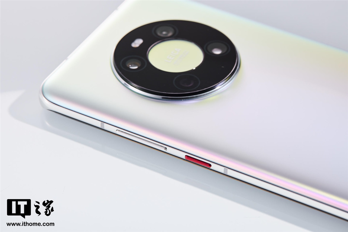 作为 mate40 系列的 "中杯"机型,华为 mate40 在外观设计上基本与 pro