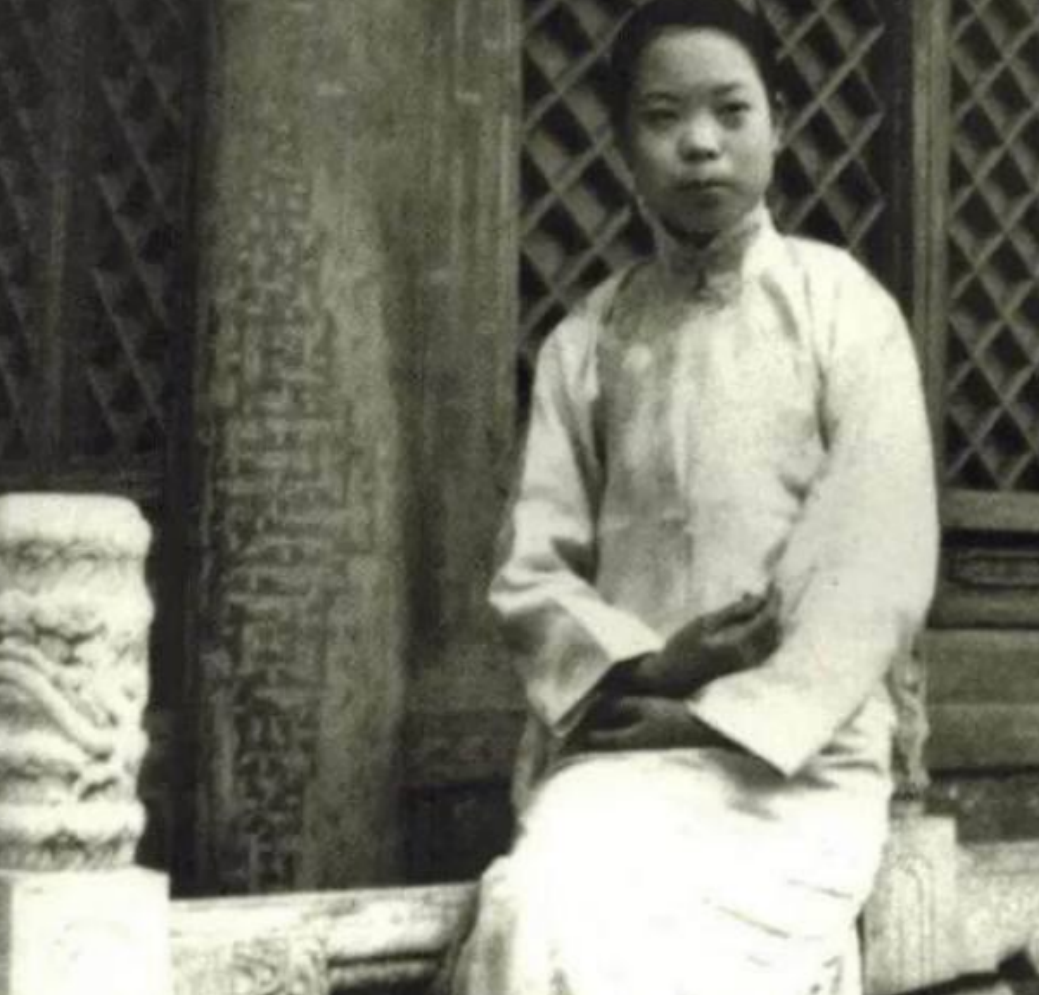 1953年，北京一妇女病死前向丈夫坦白：其实，我曾是大清皇妃