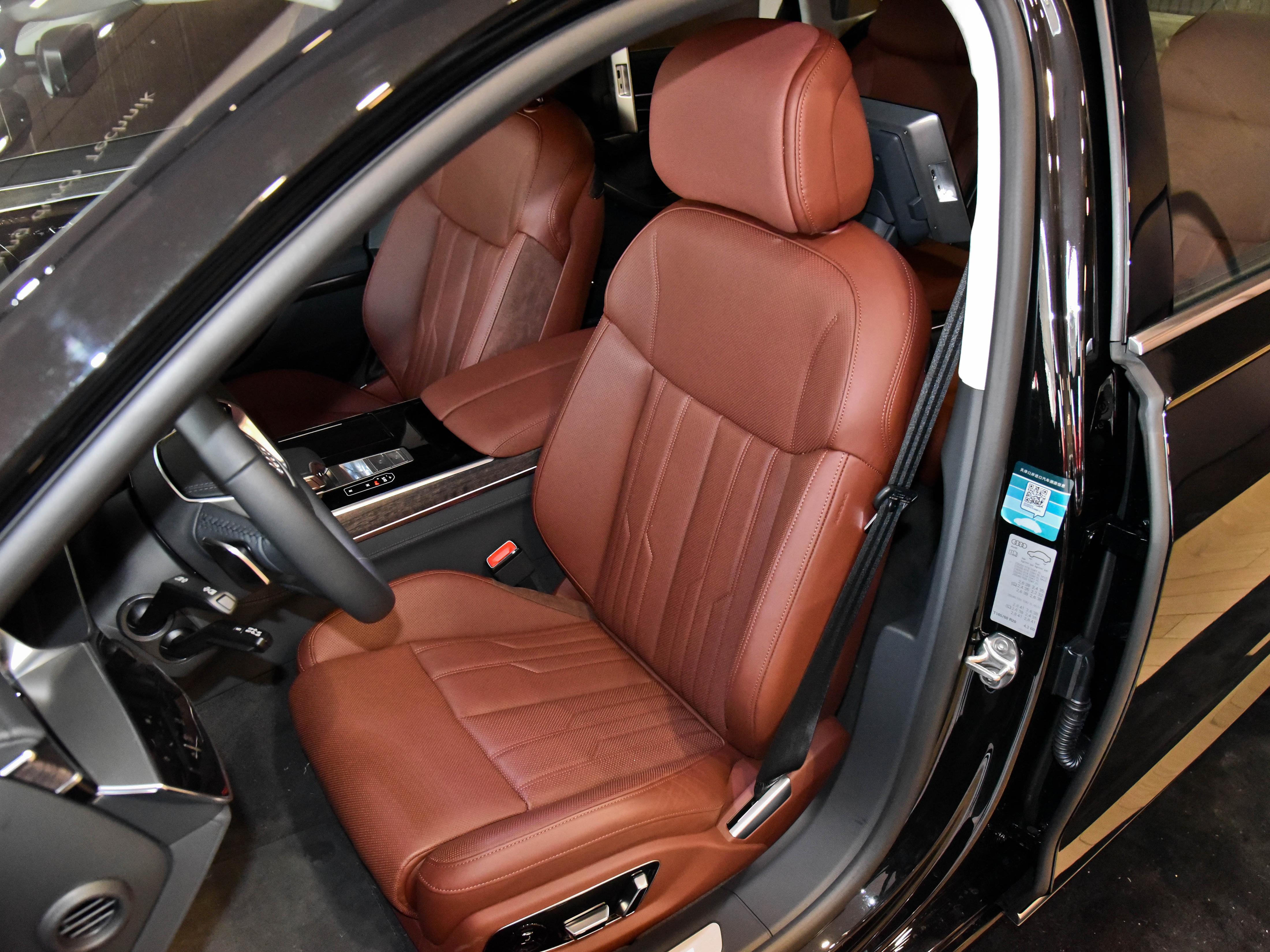 进口旗舰级豪华轿车，四座独立大空间气场顶级，带你看奥迪A8