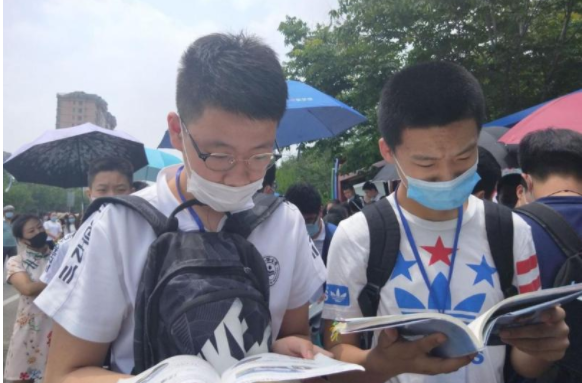 技校能“乱”到什么程度？学生不把老师放在眼里，难怪家长担忧