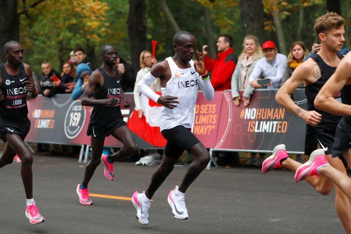 nike最高配置鞋</h2>

<p>　　事出有因——著名长跑健将基普乔格在此前于奥地利维也纳的普拉特公园，以1小时59分40 秒的成绩，完成了人类马拉松项目首次破2的创举！值得一提的是，基普乔格当时上脚的就是这双Nike AlphaFly跑鞋！而这双跑鞋出色的性能，似乎是成为了基普乔格破纪录的“秘密武器”之一。</p>

<p>　　<img alt=