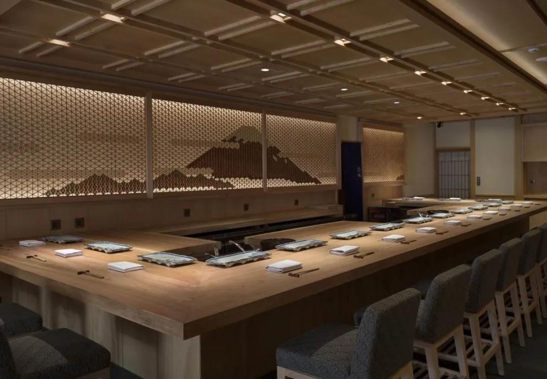 83㎡日料食堂，用餐也能近眺富士山景，室内氛围太好