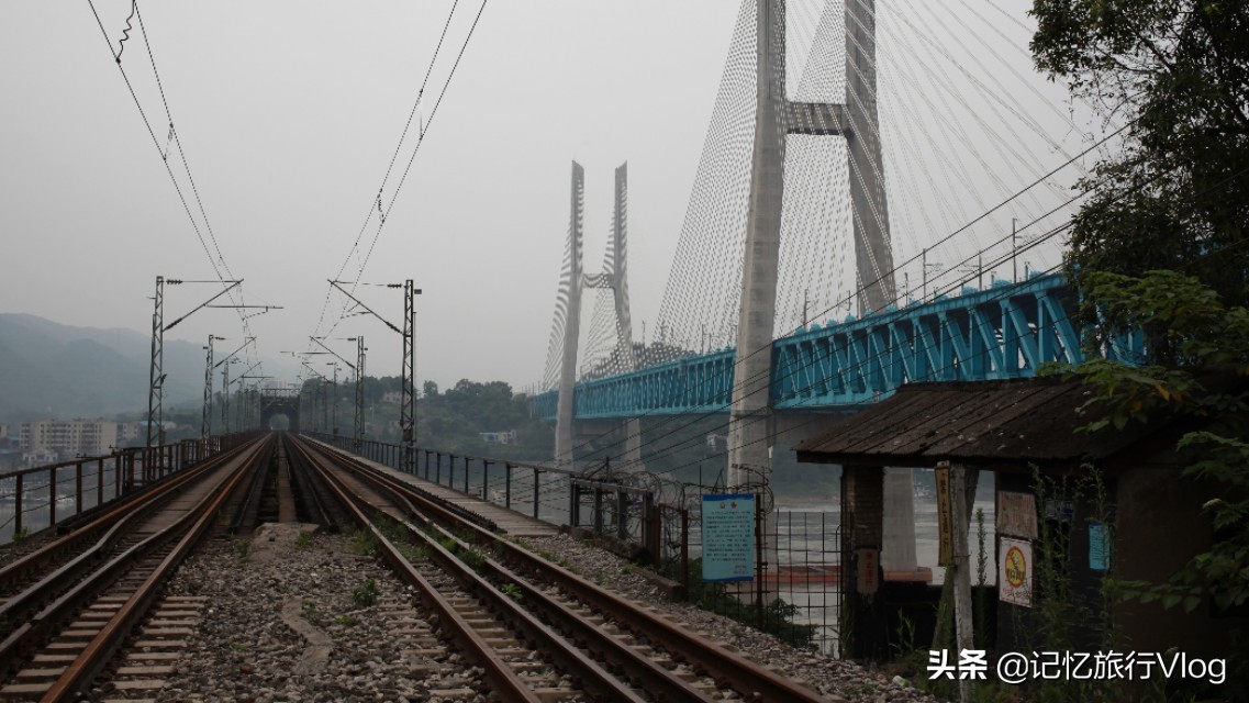 南京长江大桥图片老桥(2019年拍摄的照片，看小南海白沙沱新老长江大桥的过去和现在)