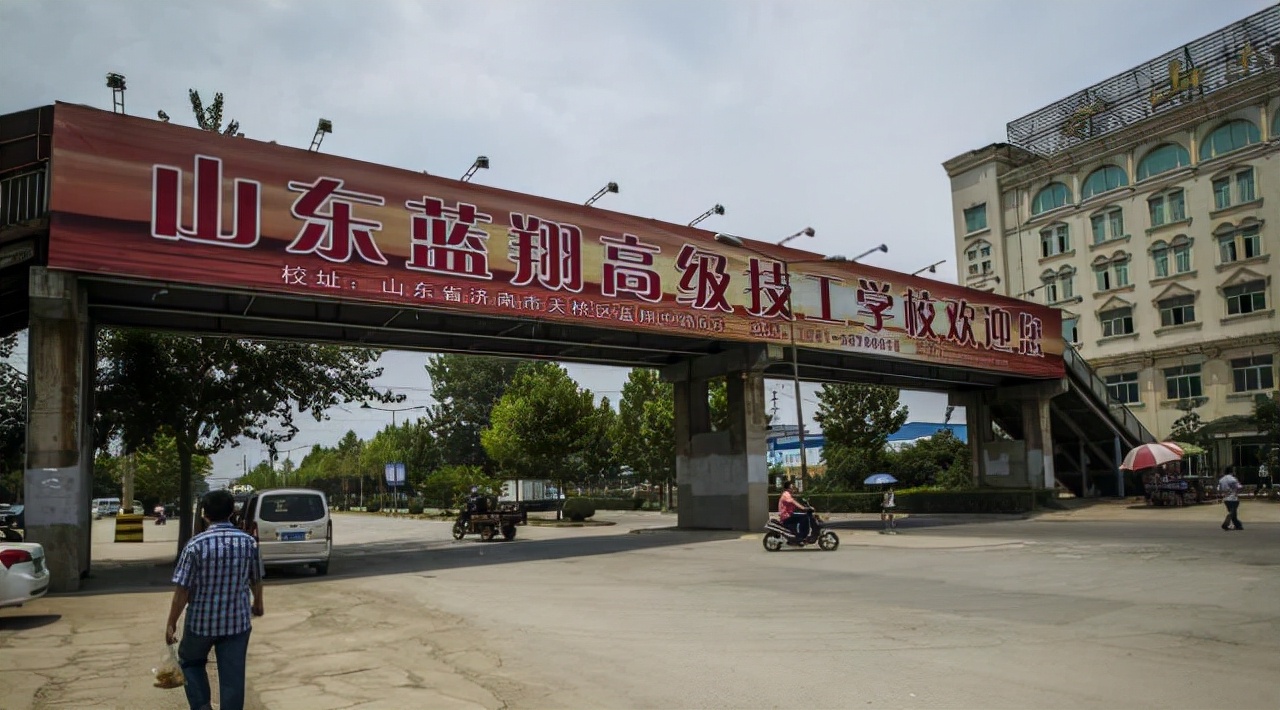 蓝翔校长将原配送进监狱，3个亲生女儿也不放过，结果被反杀