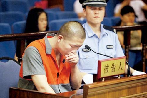 高考状元22岁抢银行被判10年，出狱后再考985名校，如今怎么样了